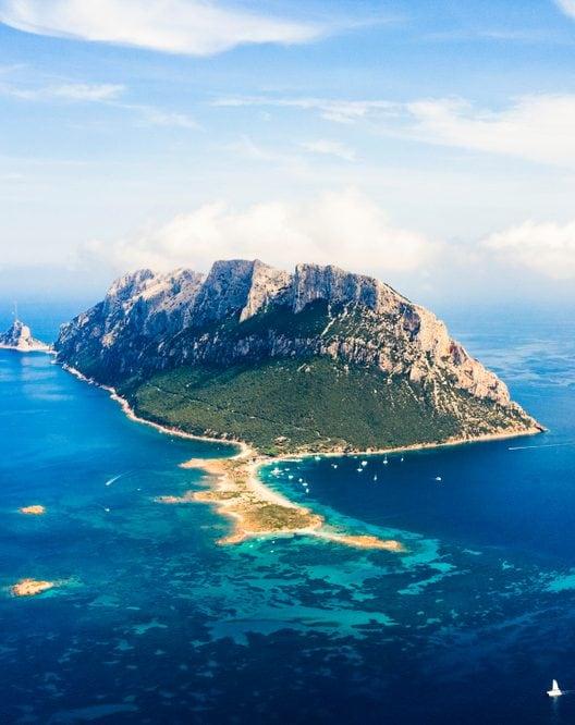 Hay una isla en Cerdeña que parece una montaña caída del cielo