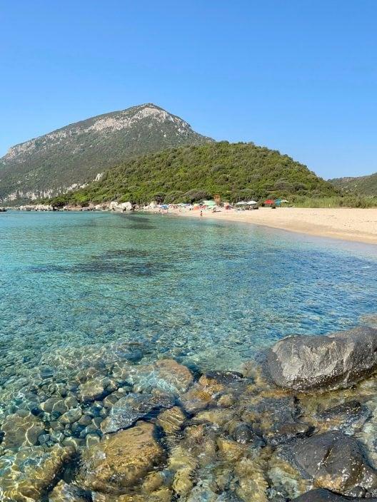Mar cristalino y playa de ensueño: una cala desconocida para tu verano lejos de la multitud