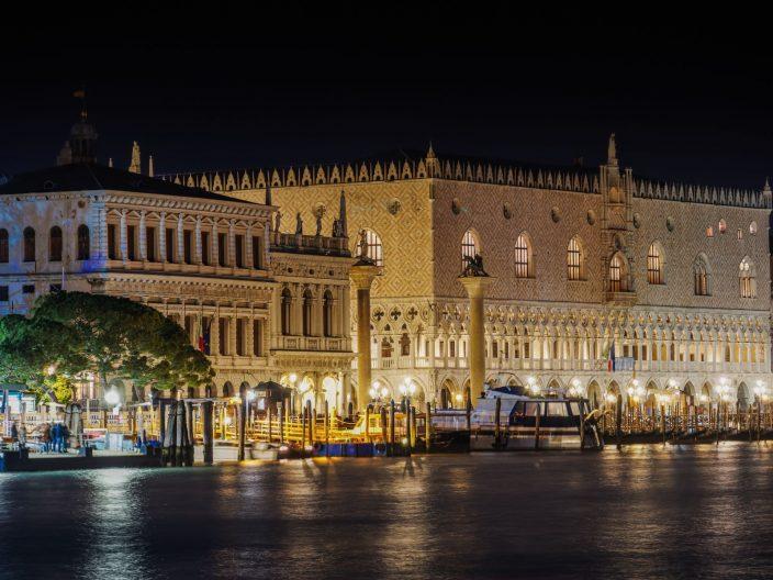 Place Saint-Marc et Palais des Doges de Venise, illuminés le soir