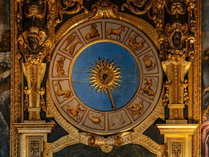 Horloge avec signes du zodiaque dans la Salle du Sénat au Palais des Doges de Venise