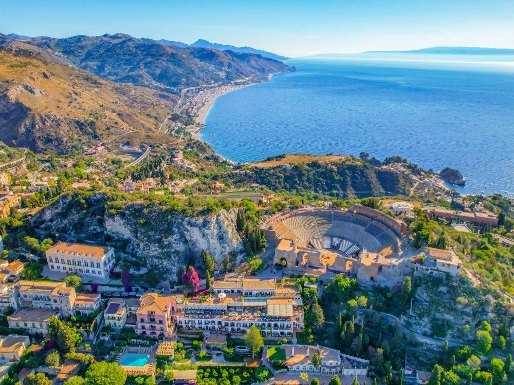 Vue aérienne de l'ancien théâtre de Taormine avec le mont Etna en arrière-plan