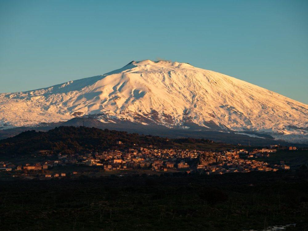 Une vue de Bronte, avec un Etna enneigé en arrière-plan