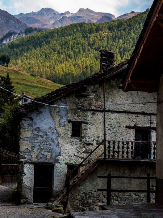 Le seul village sans voiture en Italie, parfait pour ceux qui rêvent de silence et de nature (on y accède uniquement par téléphérique !)