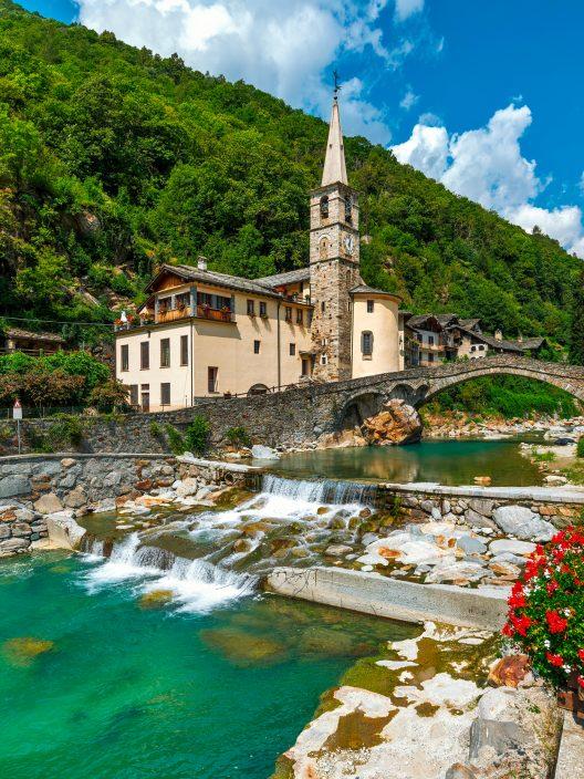 Le village enchanteur de la Vallée d'Aoste qui semble venir d'une carte postale
