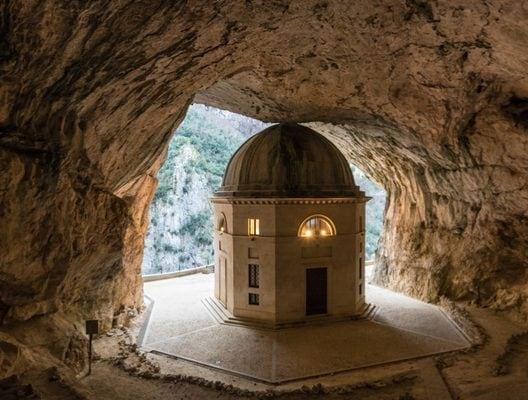 Le Temple du Valadier à Genga