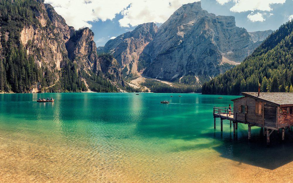 Lac de Braies, où se trouve-t-il ? Comment y arriver et les plus beaux sentiers de la perle des Dolomites