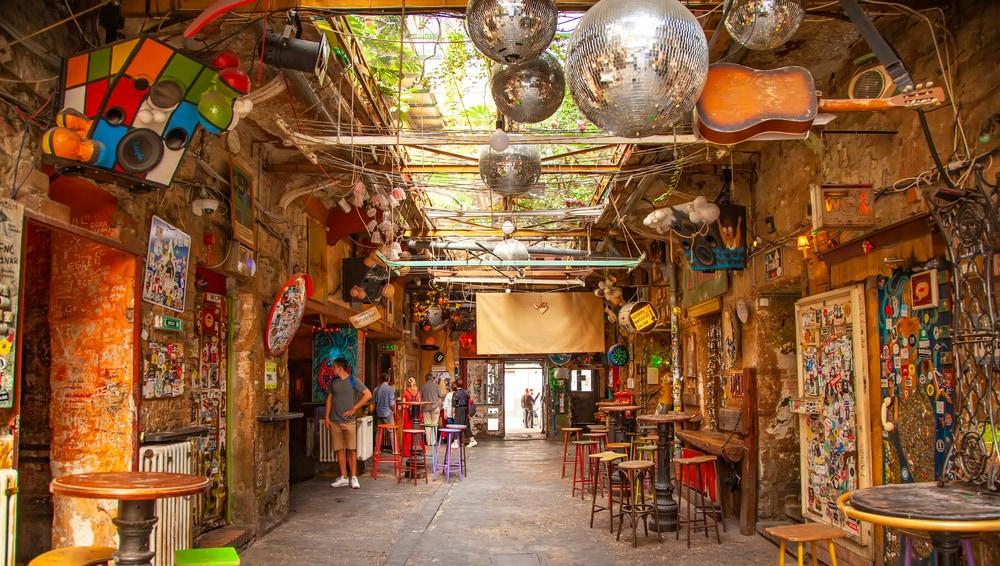 Pub dans les Ruines
