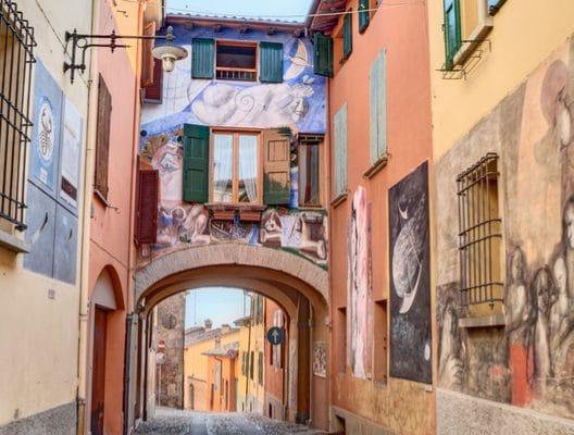 Parmi les collines bologneses, il existe un village coloré qui semble tout droit sorti d'un conte de fées