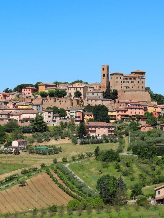 Il y a un village en Émilie-Romagne où l'art vit dans un château médiéval