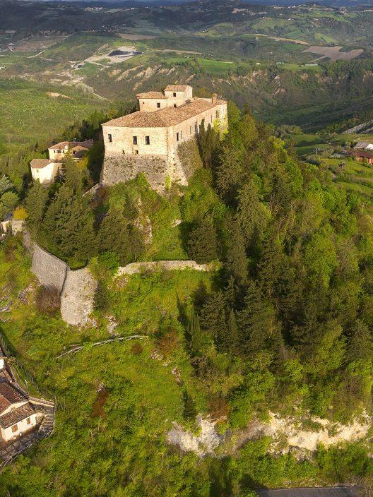 Le fantôme d'une petite fille hante le château de Montebello chaque été : la légende inquiétante d'Azzurrina
