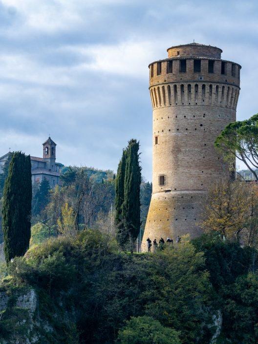 En Émilie-Romagne, il y a un village magique surplombant la pierre. Voici où