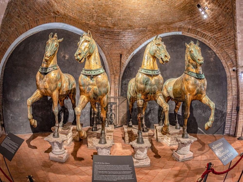 Caballos de bronce en el interior de la Basílica de San Marcos en Venecia