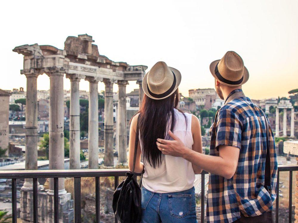 Le Forum Romain, avec un couple de touristes
