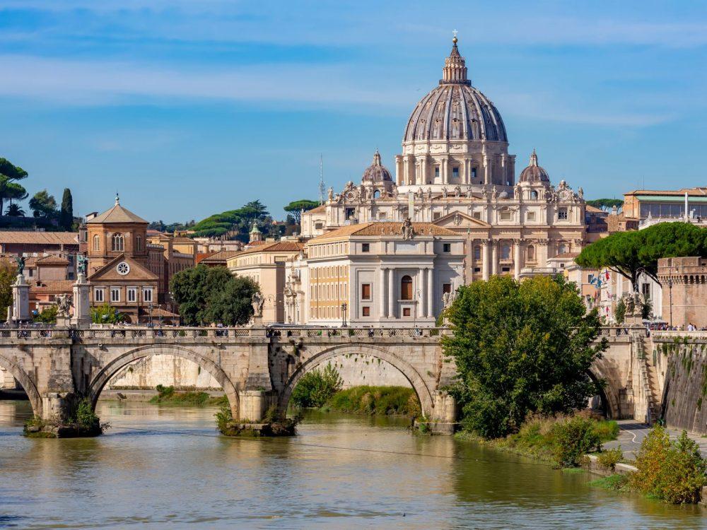 Basílica de San Pedro en Roma, vista desde el Tiber