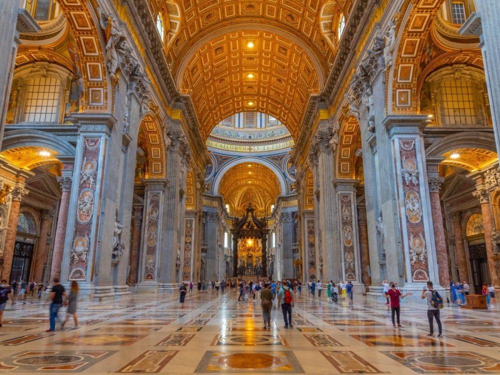 Interiores de la Basílica de San Pedro en Roma