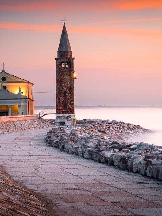 Un village vénitien qui ressemble à un tableau suspendu sur la mer