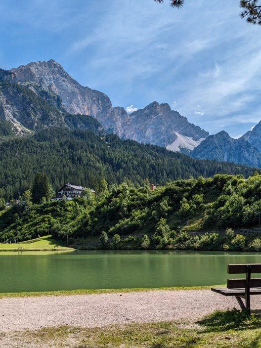 Le lac le plus beau des Dolomites (et il est vraiment connu de peu d'entre eux)