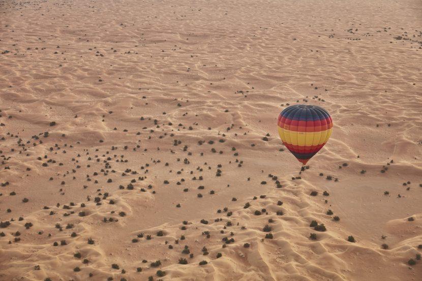 Montgolfière dans le désert