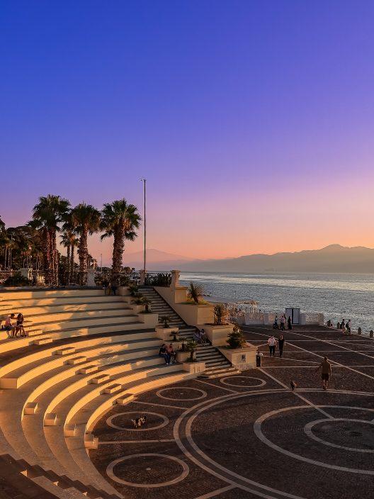 Pourquoi la Costa Viola a-t-elle des couchers de soleil si magiques ? Découvrez le secret