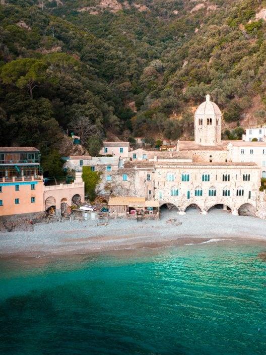 Une abbaye enchanteresse et une mer cristalline : une plage ligure à connaître