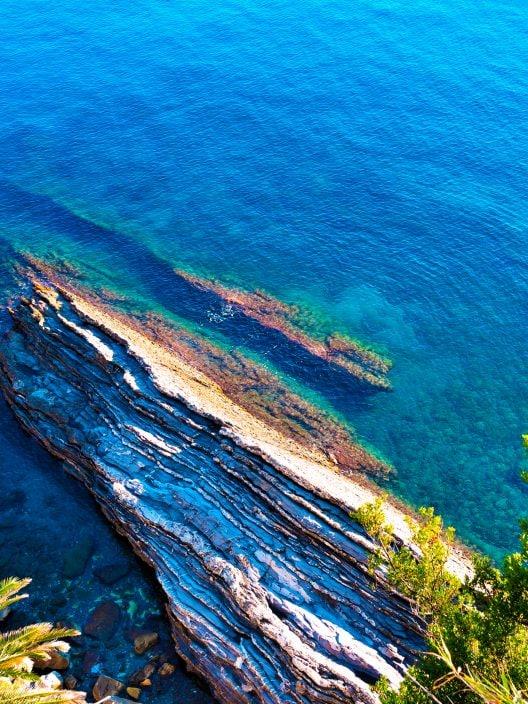 Le sentier le plus secret de la Ligurie se termine dans une crique sauvage et transparente