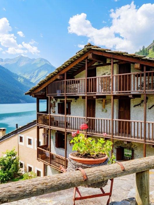 Au Piémont, il y a un village qui en été ressemble à une oasis alpine