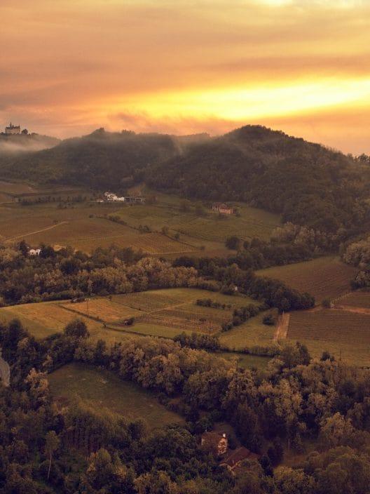 Au Piémont, il existe un endroit magique de vignobles, de châteaux et de routes désertes