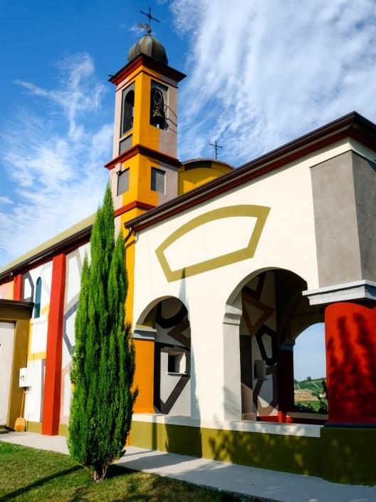 On dirait une œuvre d'art moderne, mais c'est une église cachée au Piémont