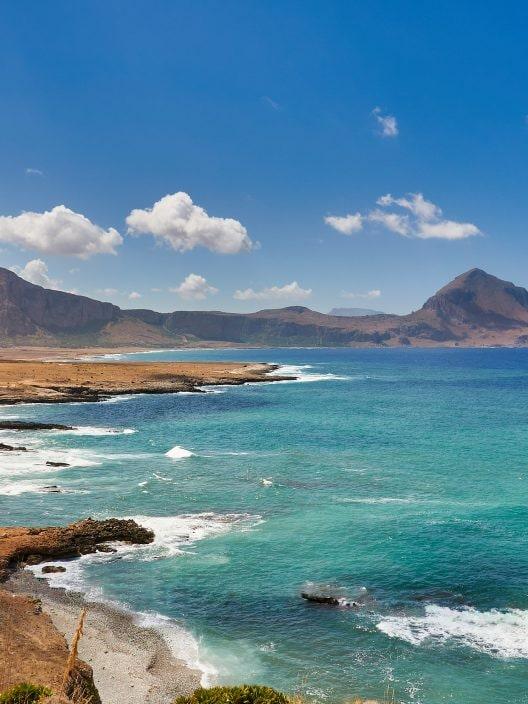 Une crique magique en Sicile où la mer change de couleur chaque heure