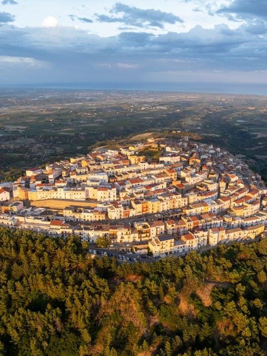 C'est en Basilicate et c'est le village circulaire avec la plus belle vue du Sud