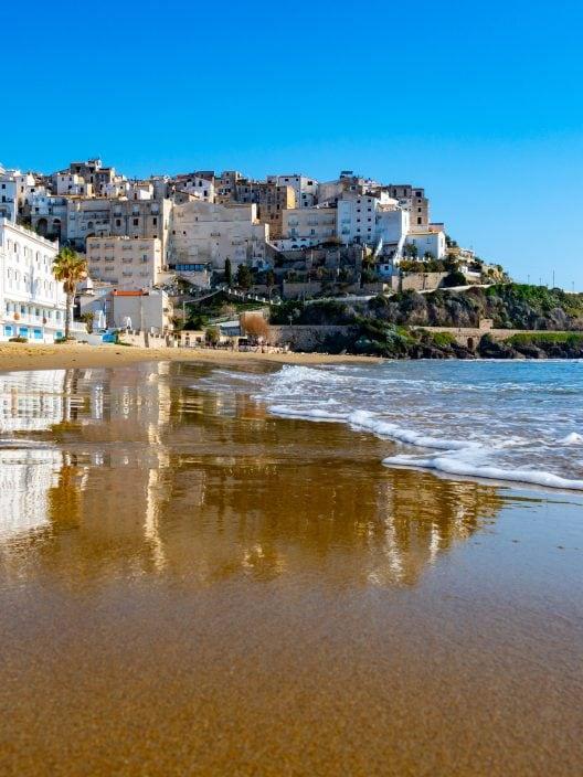 Es el pueblo costero más bonito de Lacio. Aquí está
