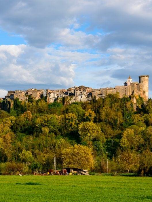 Un pueblo suspendido entre las nubes a una hora de Roma