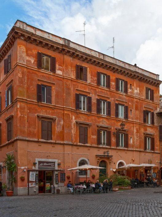 Un paso secreto entre los callejones de Roma que parece sacado de una película