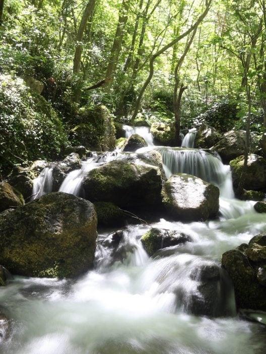 Dans l'Abruzzo, il y a un village suspendu au-dessus d'un canyon à couper le souffle, mais peu de gens le connaissent