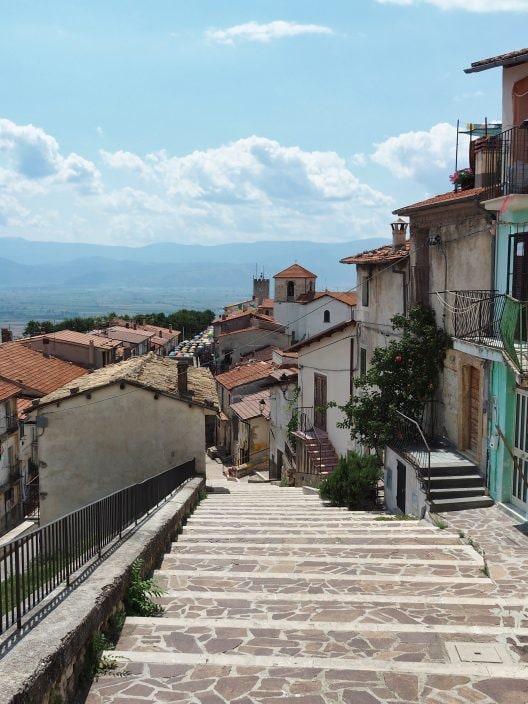 Un petit village entre les montagnes se transforme en un musée en plein air