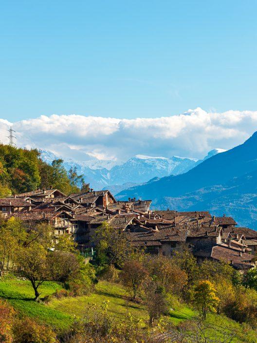 Dans le Trentin, il y a un village caché dans la nature qui semble sorti d'un conte de fées