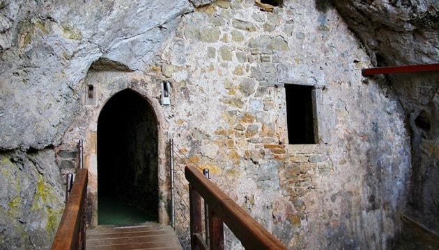 castello-predjama_1