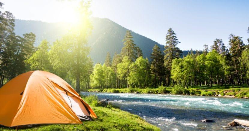 Camping : ce qu'il faut savoir (et emporter) pour les premières vacances en tente