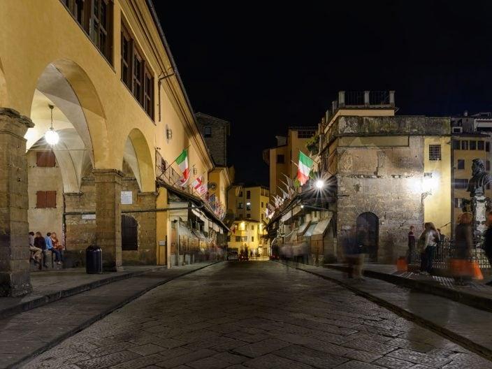 Interior del Ponte Vecchio a Florencia, de noche