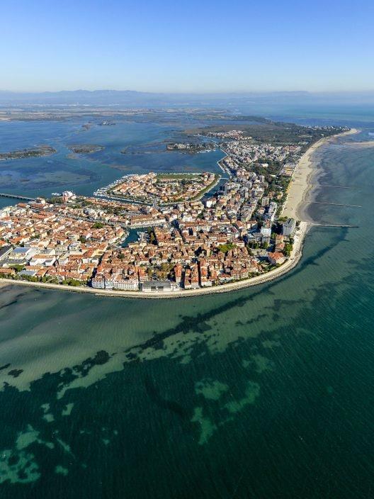 Un paisaje suspendido entre silencio, canales y arena. Y no, no es Venecia