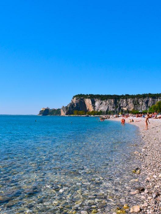 Es el mar más cristalino de Friuli-Venezia Giulia. Aquí es donde