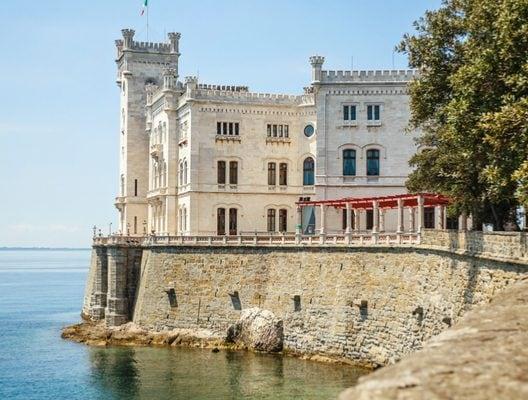 Una pequeña Viena junto al mar, la ciudad más europea de Italia donde se fusionan gusto y cultura