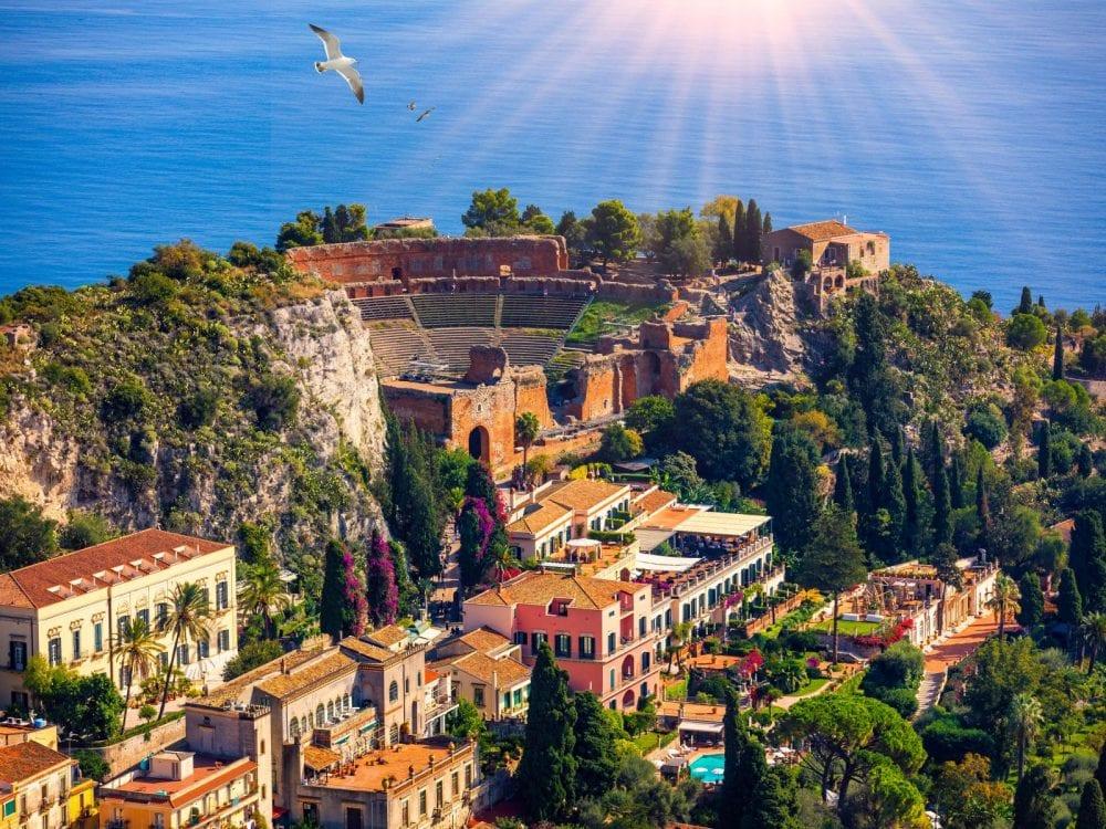 Le Théâtre Grec de Taormina, vu de la ville