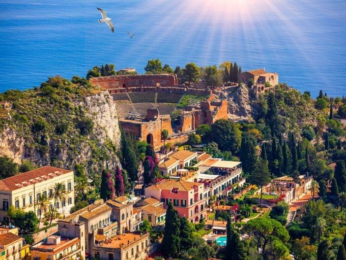 Le Théâtre Grec de Taormina, vu de la ville